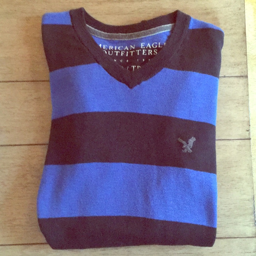 American Eagle men’s XS v neck striped sweater!